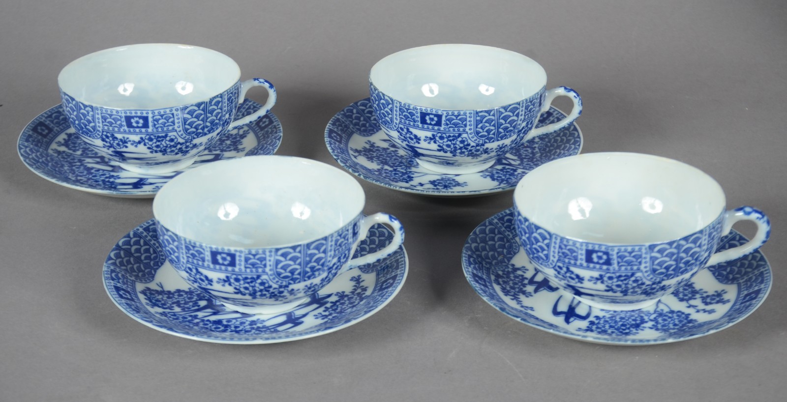 Conjunto com 4 xícaras de chá com pires de porcelana oriental "casca... - foto 1 de 6