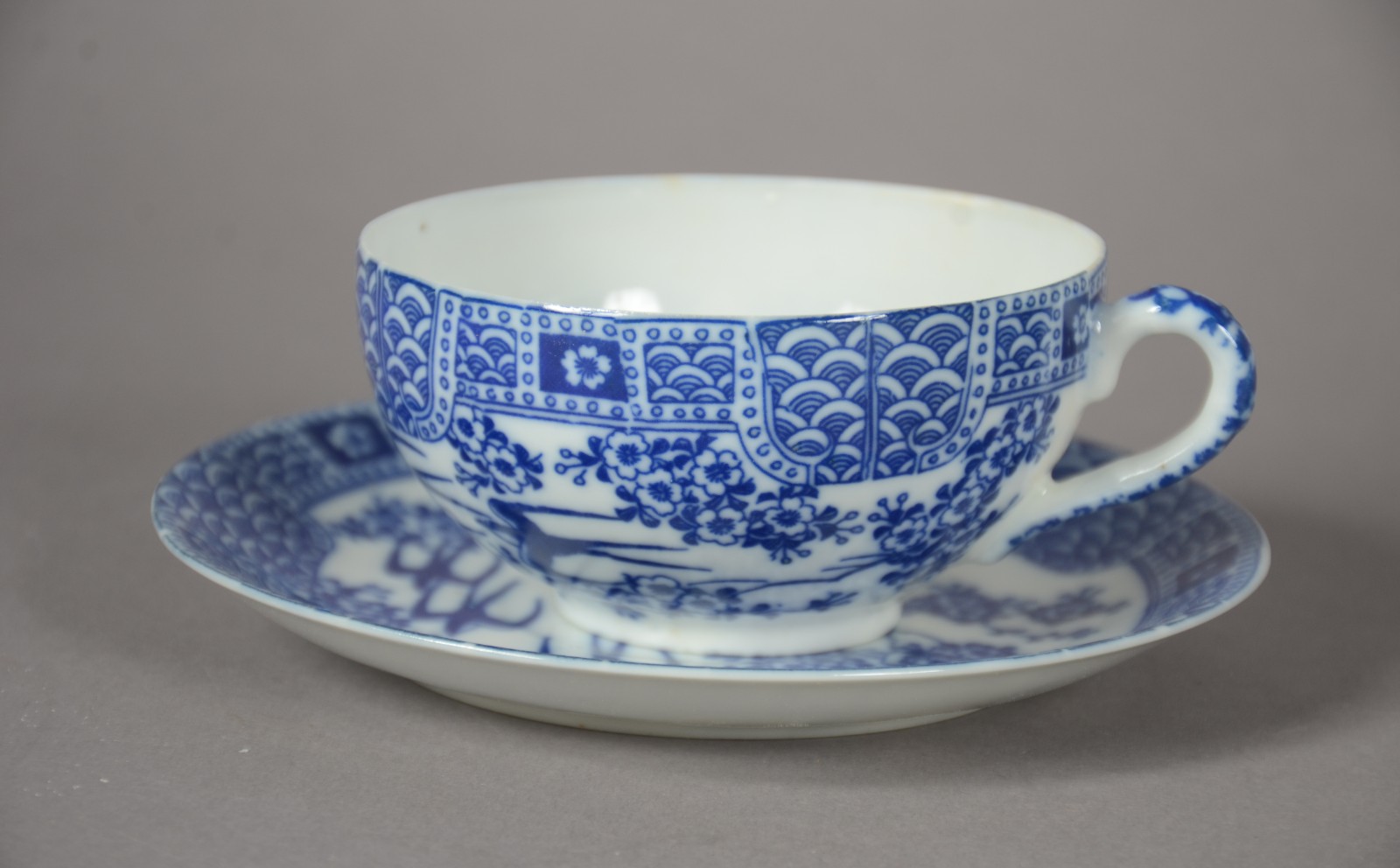 Conjunto com 4 xícaras de chá com pires de porcelana oriental "casca... - foto 4 de 6