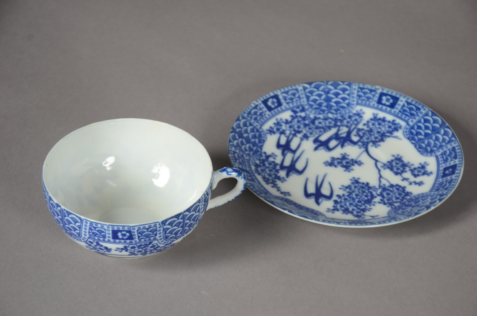 Conjunto com 4 xícaras de chá com pires de porcelana oriental "casca... - foto 3 de 6