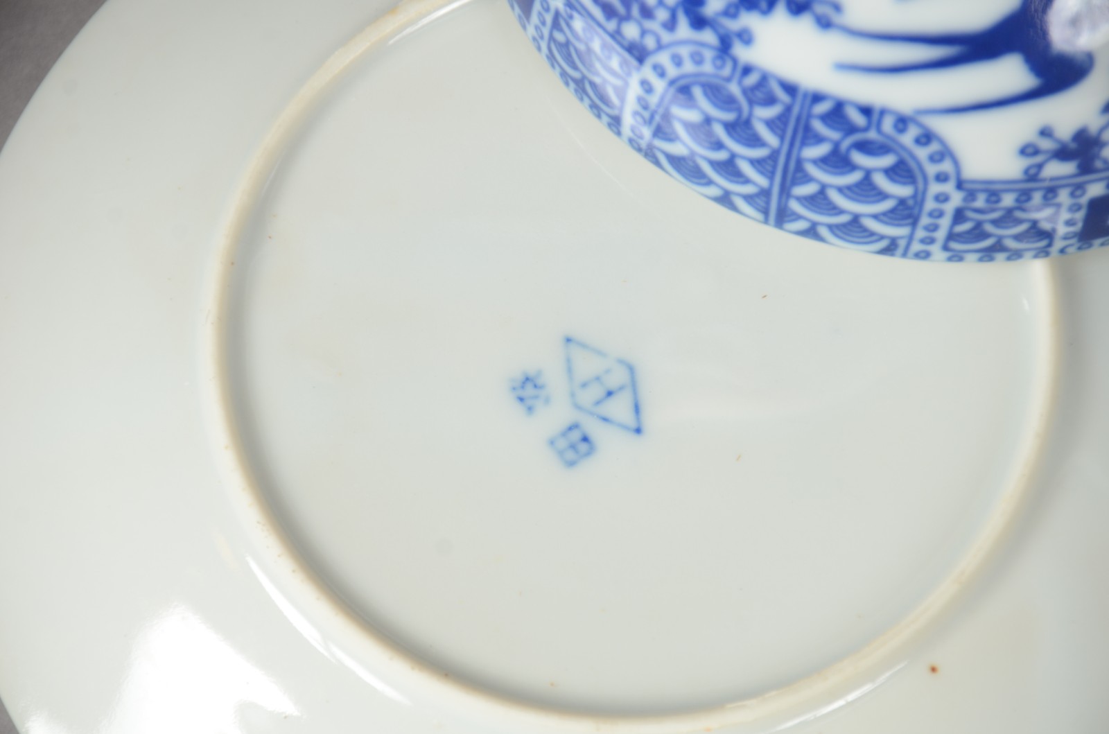 Conjunto com 4 xícaras de chá com pires de porcelana oriental "casca... - foto 6 de 6