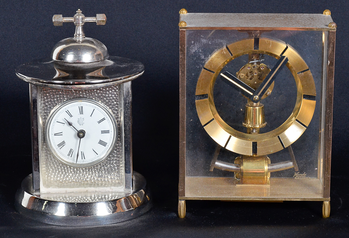 Dois relógios KUNDO e WATERBURY, caixa de matel, alt.19 cm.