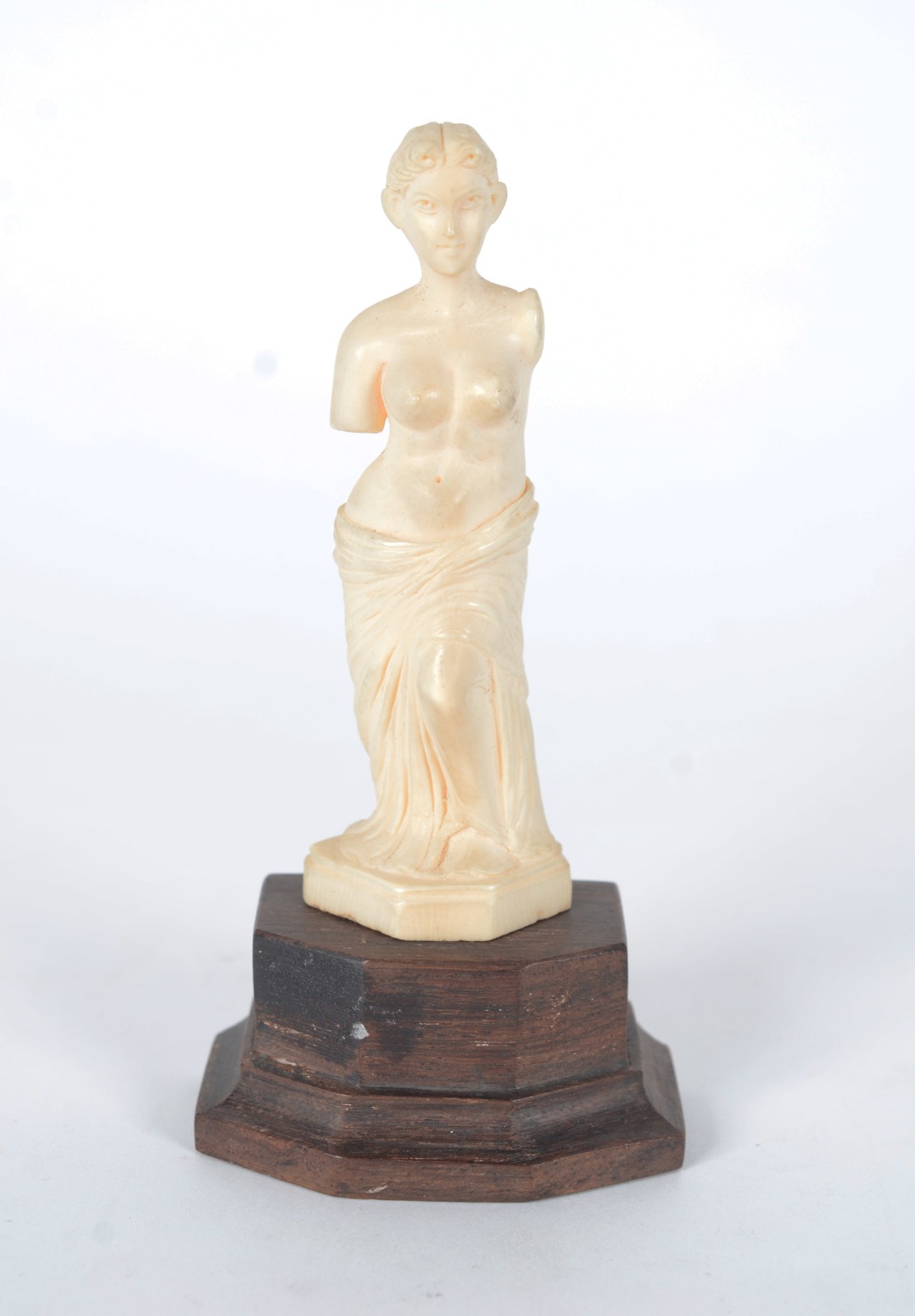 Estatueta de marfim representando figura feminina, base de madeira. - foto 1 de 5