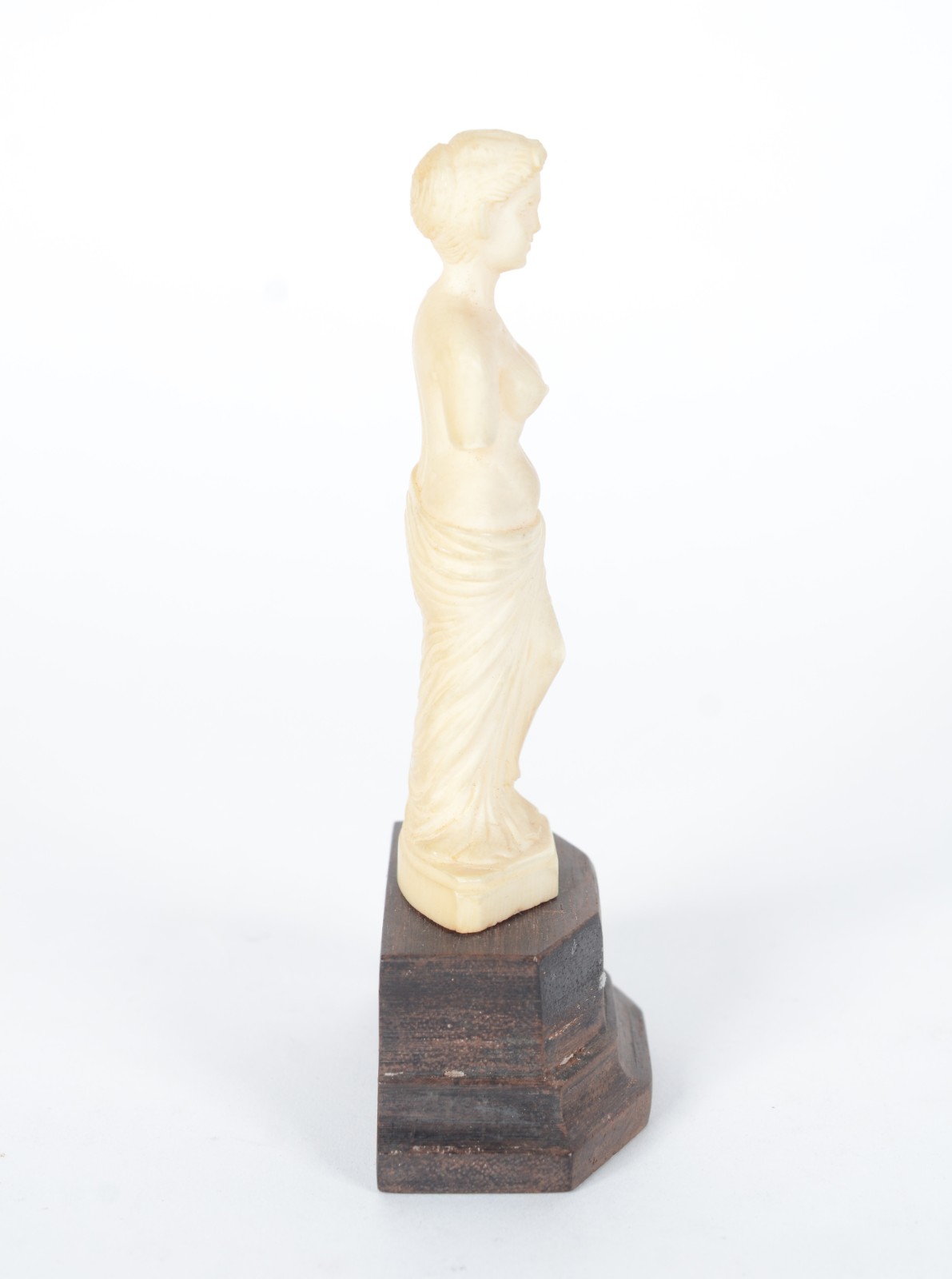 Estatueta de marfim representando figura feminina, base de madeira. - foto 2 de 5