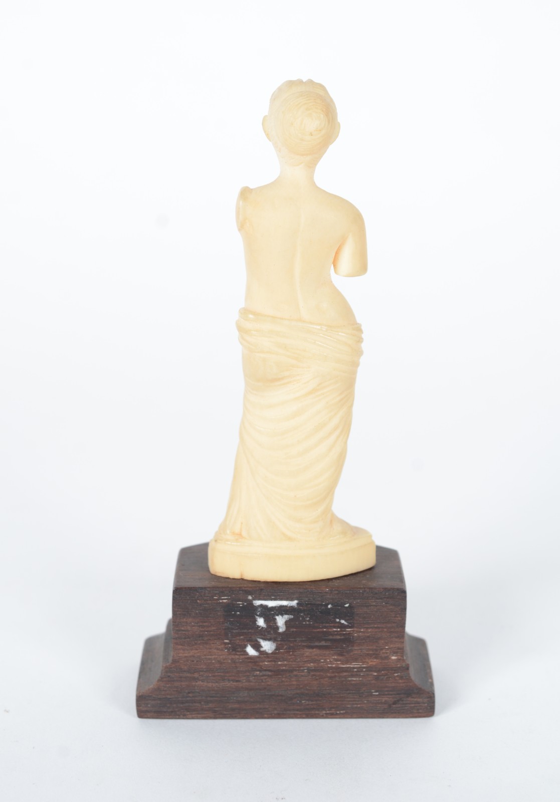 Estatueta de marfim representando figura feminina, base de madeira. - foto 3 de 5
