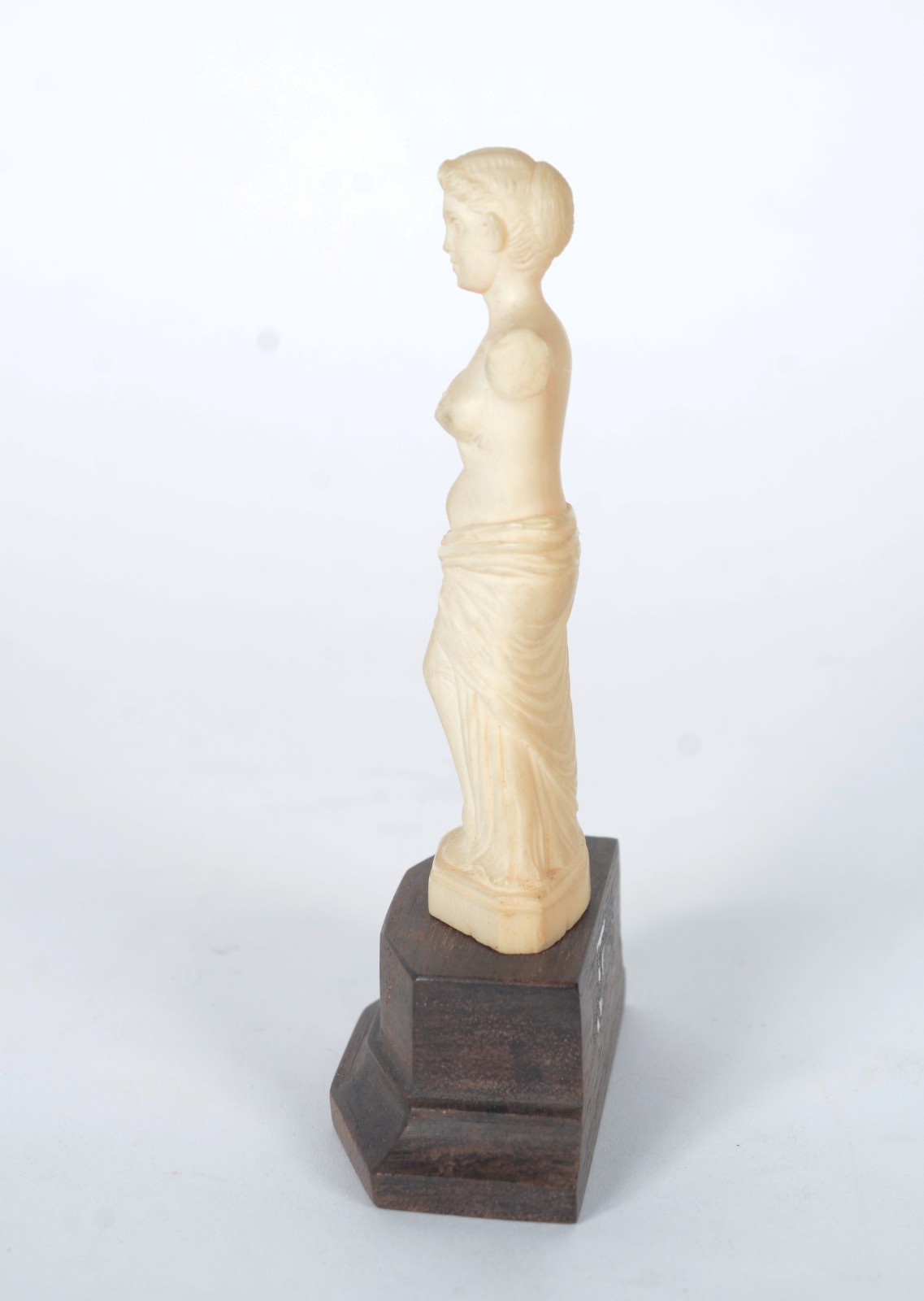 Estatueta de marfim representando figura feminina, base de madeira. - foto 4 de 5