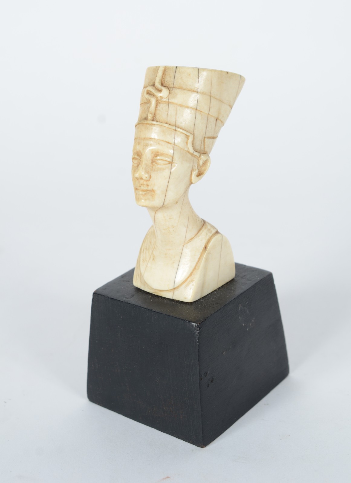 Estatueta de marfim representando busto de Nefertite. - foto 1 de 7