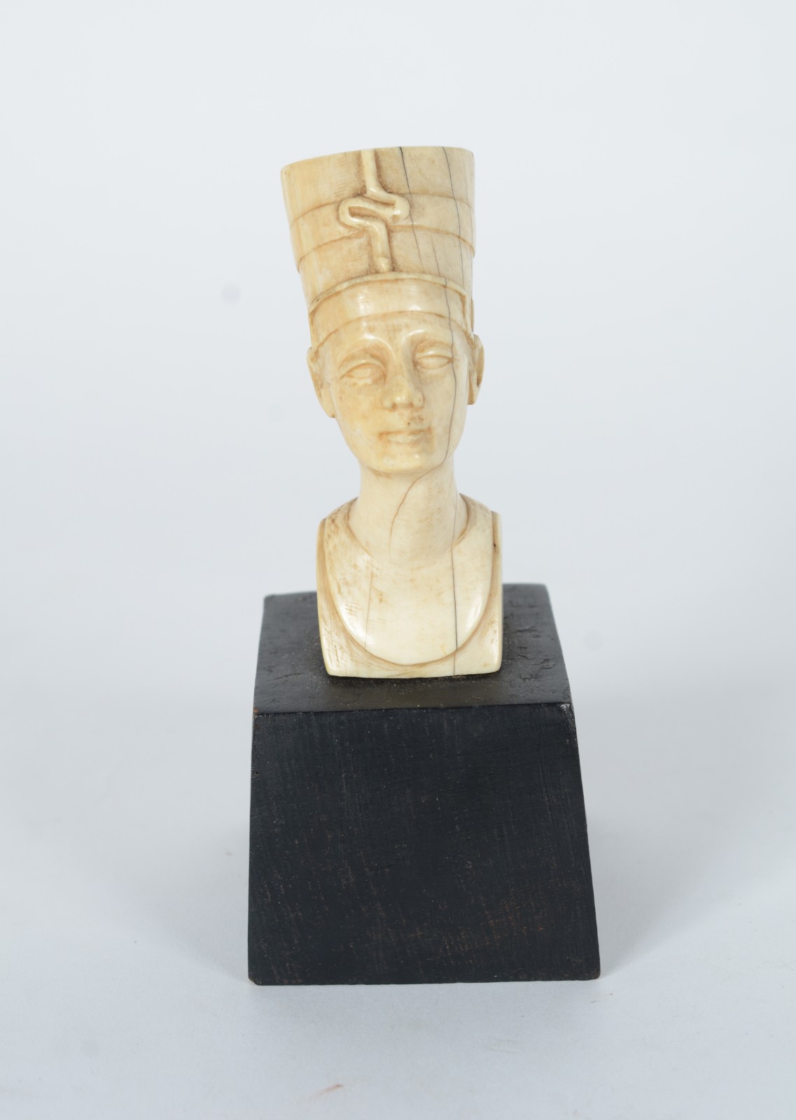 Estatueta de marfim representando busto de Nefertite. - foto 2 de 7