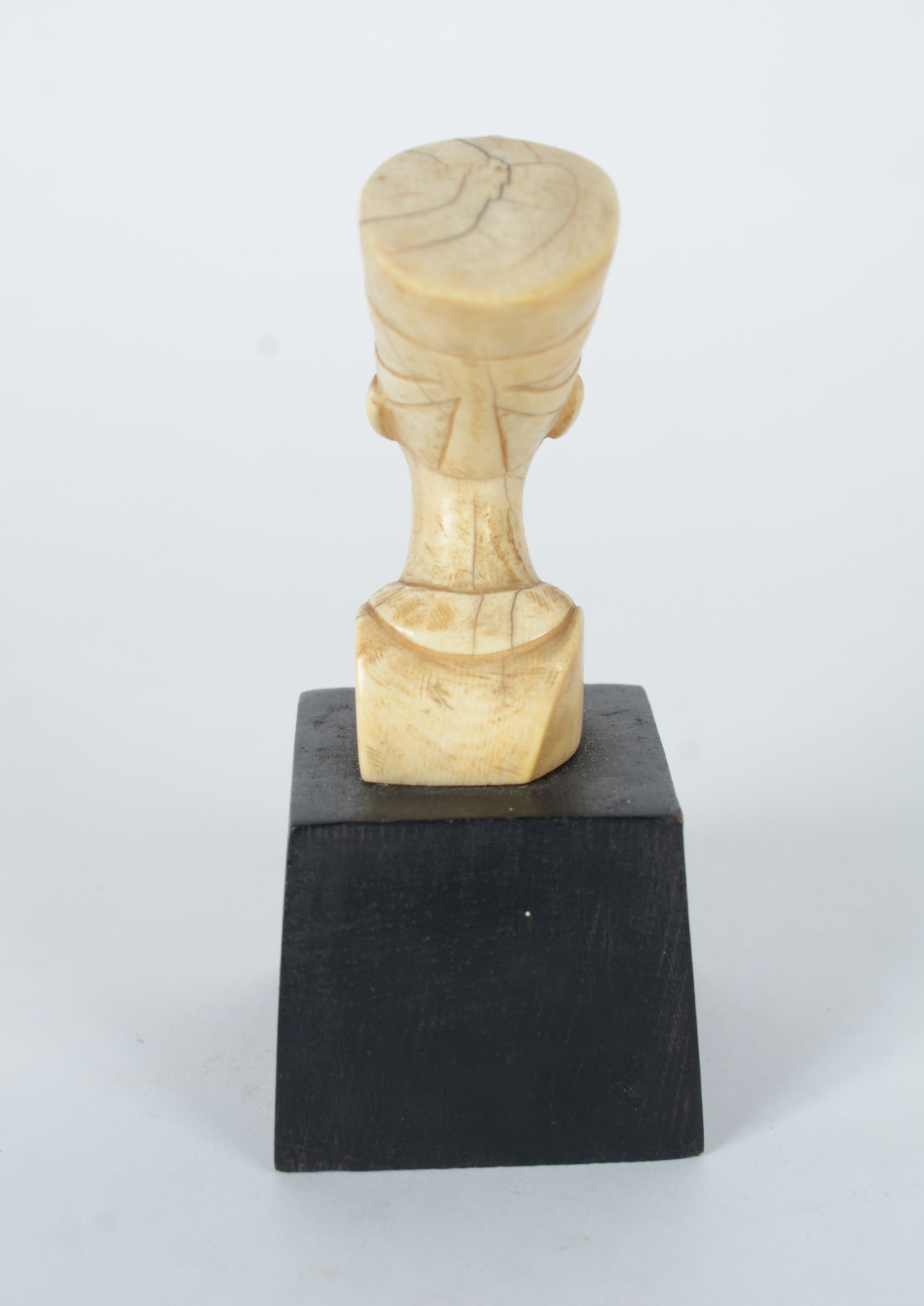 Estatueta de marfim representando busto de Nefertite. - foto 3 de 7