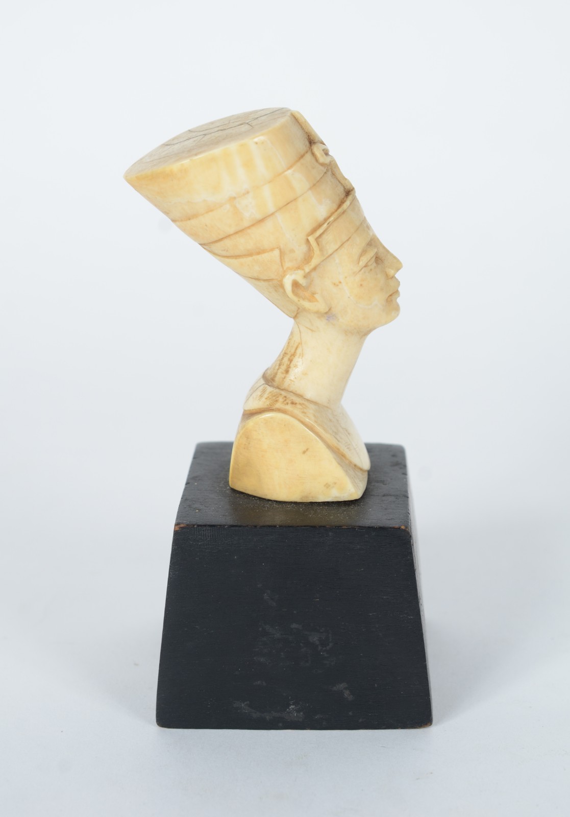 Estatueta de marfim representando busto de Nefertite. - foto 4 de 7