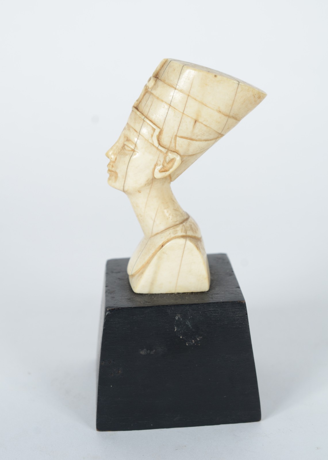 Estatueta de marfim representando busto de Nefertite. - foto 5 de 7