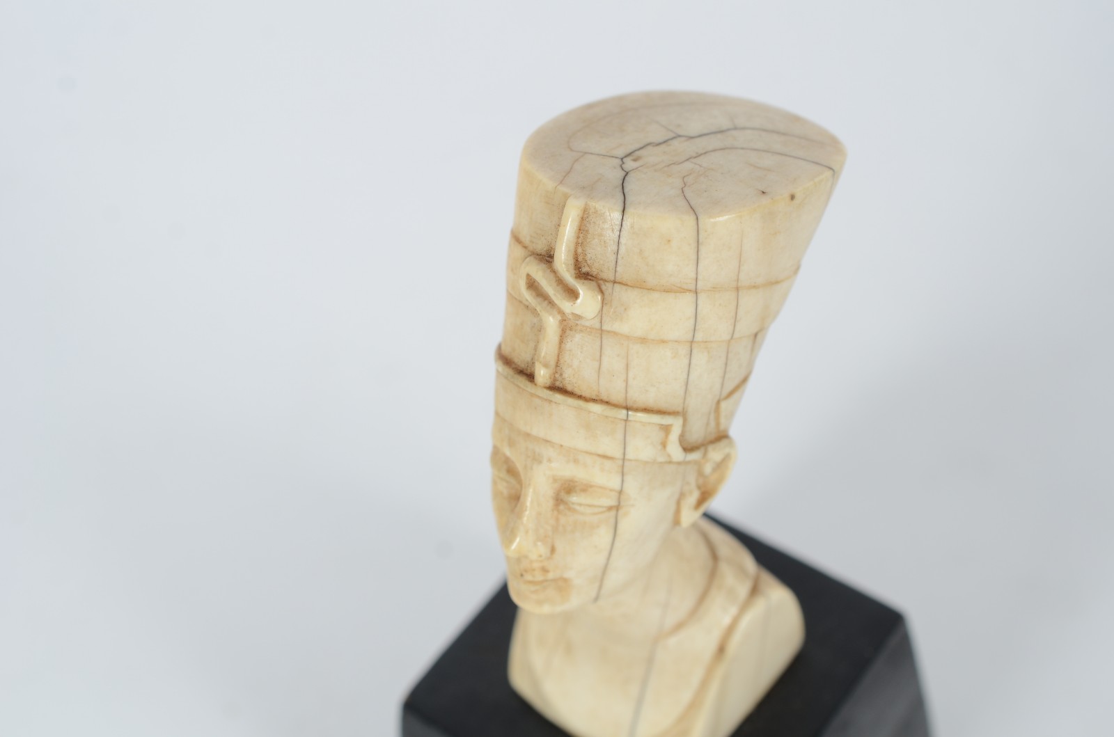 Estatueta de marfim representando busto de Nefertite. - foto 6 de 7