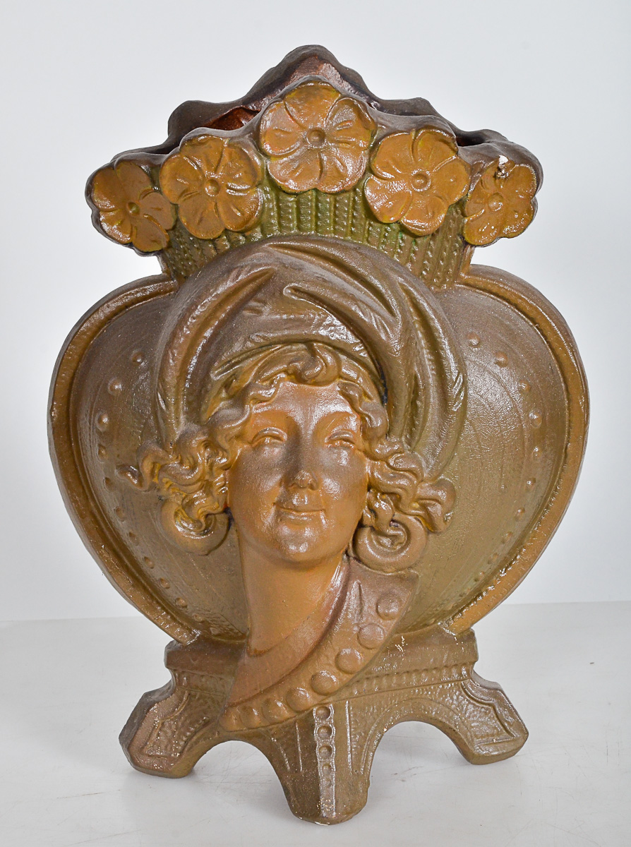 Vaso de faiança ART NOUVEAU com figura feminina em relevo, alt.32 cm.