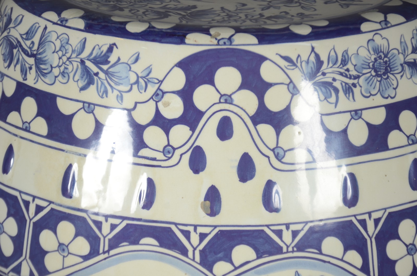 Seat garden de cerâmica azul e branca com detalhes vazados. - foto 4 de 8