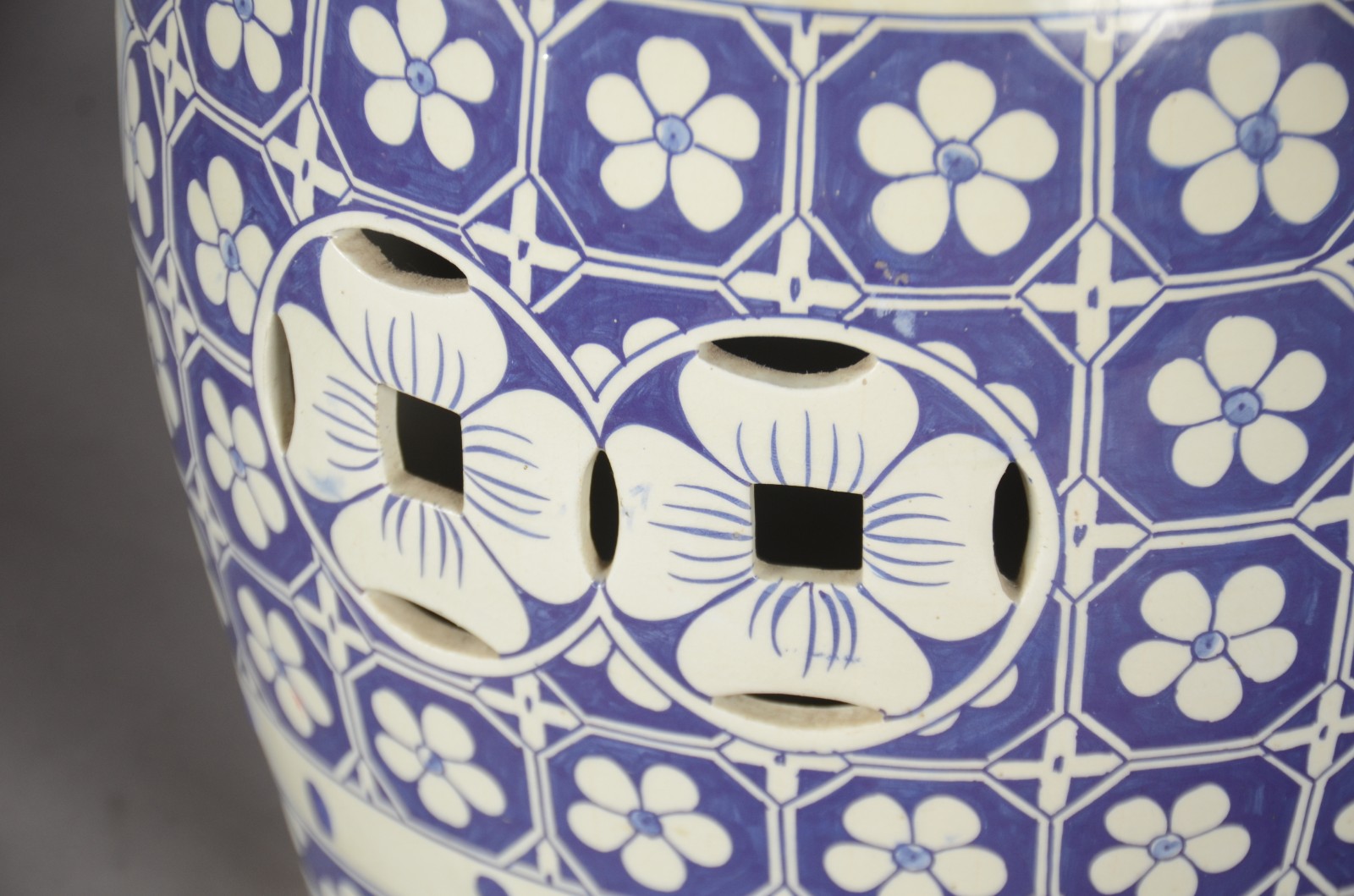 Seat garden de cerâmica azul e branca com detalhes vazados. - foto 6 de 8