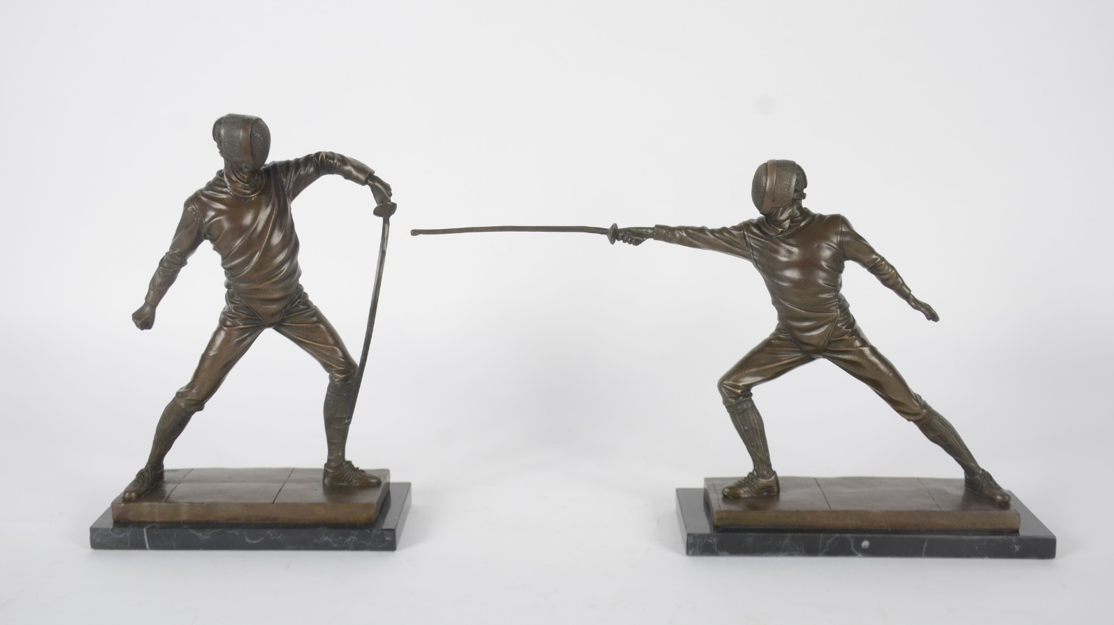 Duas estatuetas de bronze representando lutadores de esgrima... - foto 1 de 7