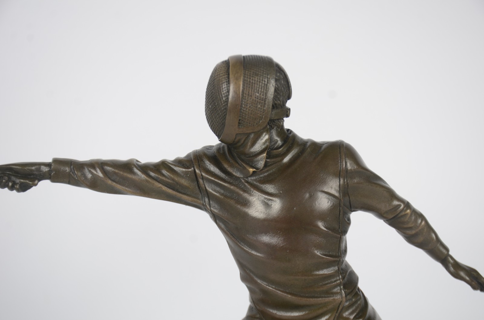 Duas estatuetas de bronze representando lutadores de esgrima... - foto 2 de 7