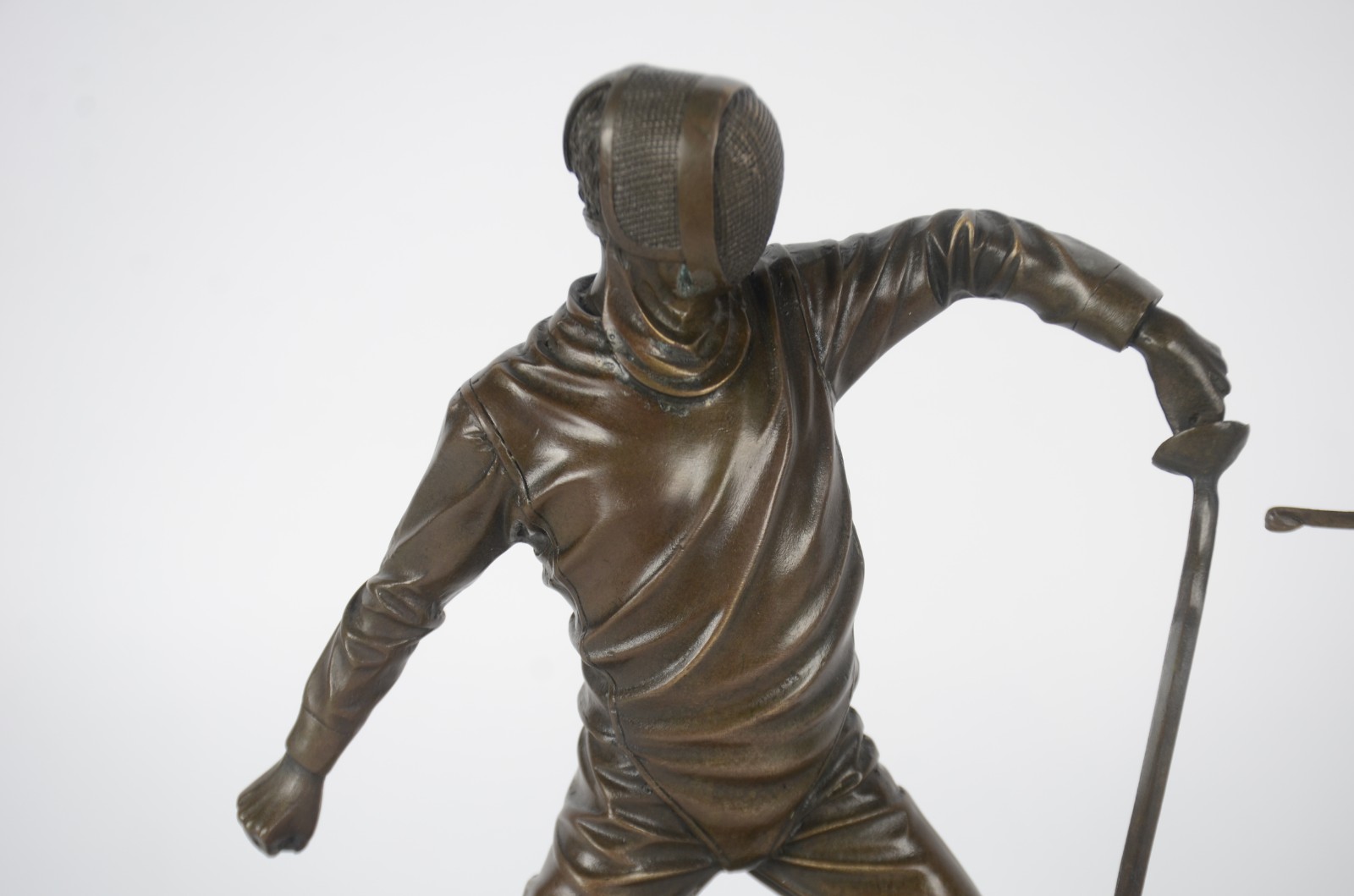 Duas estatuetas de bronze representando lutadores de esgrima... - foto 3 de 7