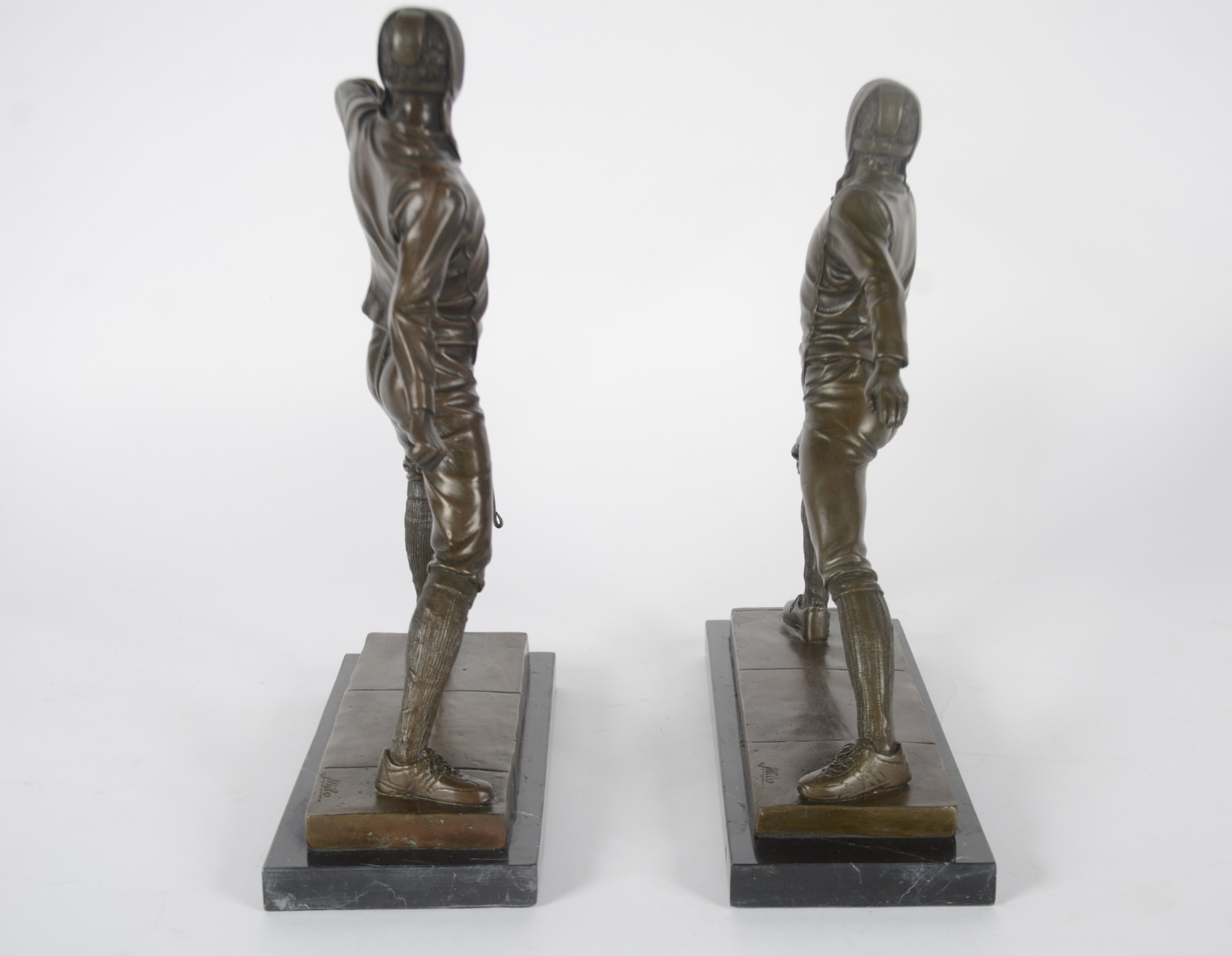 Duas estatuetas de bronze representando lutadores de esgrima... - foto 4 de 7