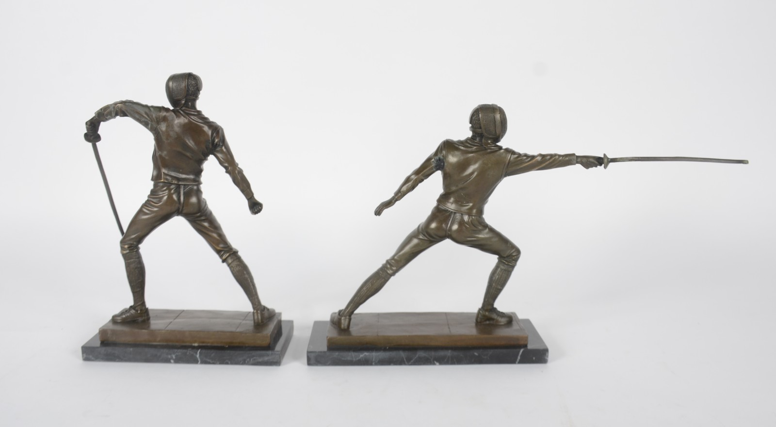 Duas estatuetas de bronze representando lutadores de esgrima... - foto 5 de 7