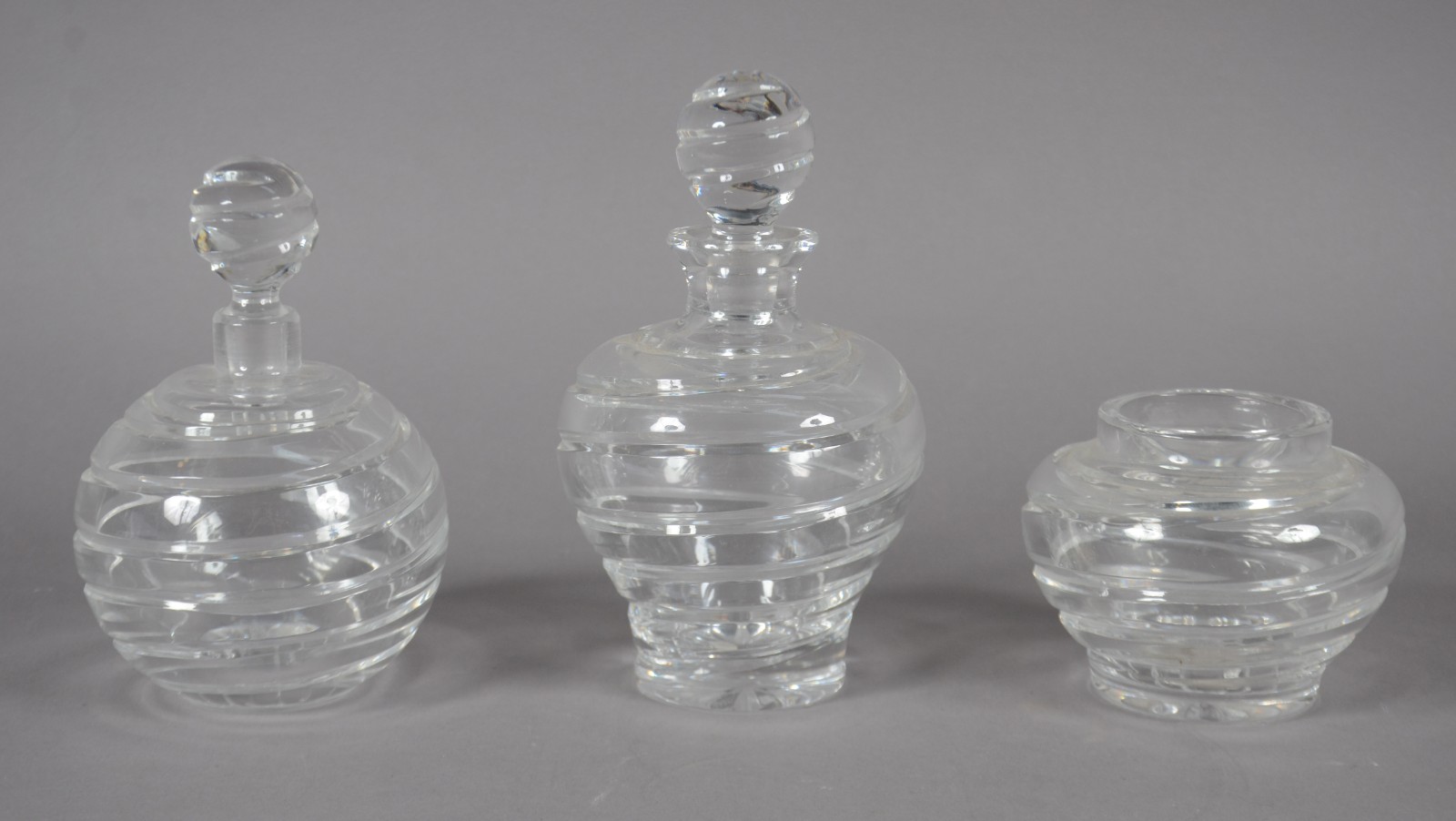 Dois perfumeiros e um bowl de cristal lapidado em frisos. - foto 1 de 10