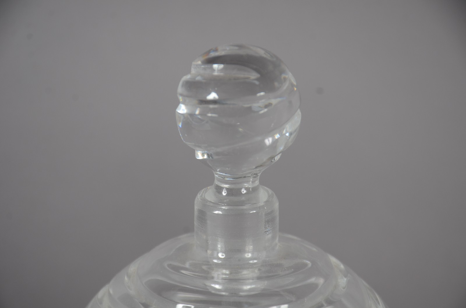 Dois perfumeiros e um bowl de cristal lapidado em frisos. - foto 2 de 10