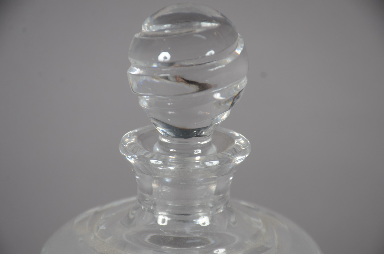 Dois perfumeiros e um bowl de cristal lapidado em frisos. - foto 3 de 10