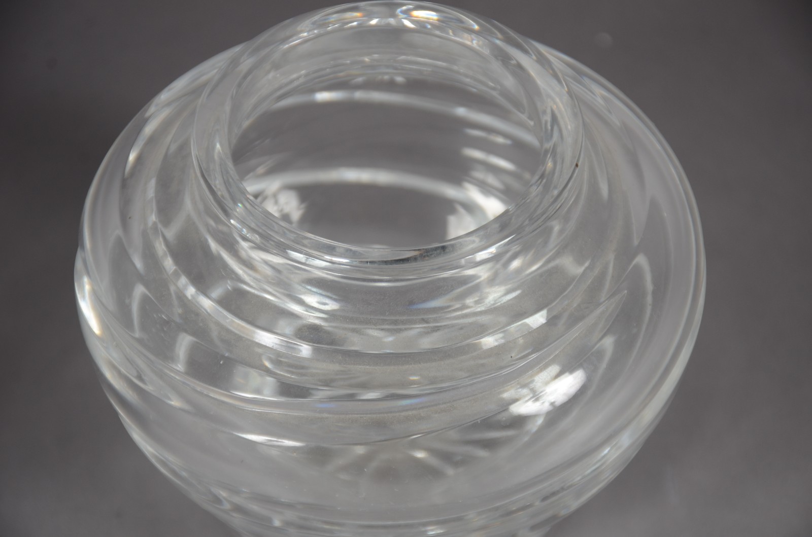 Dois perfumeiros e um bowl de cristal lapidado em frisos. - foto 4 de 10