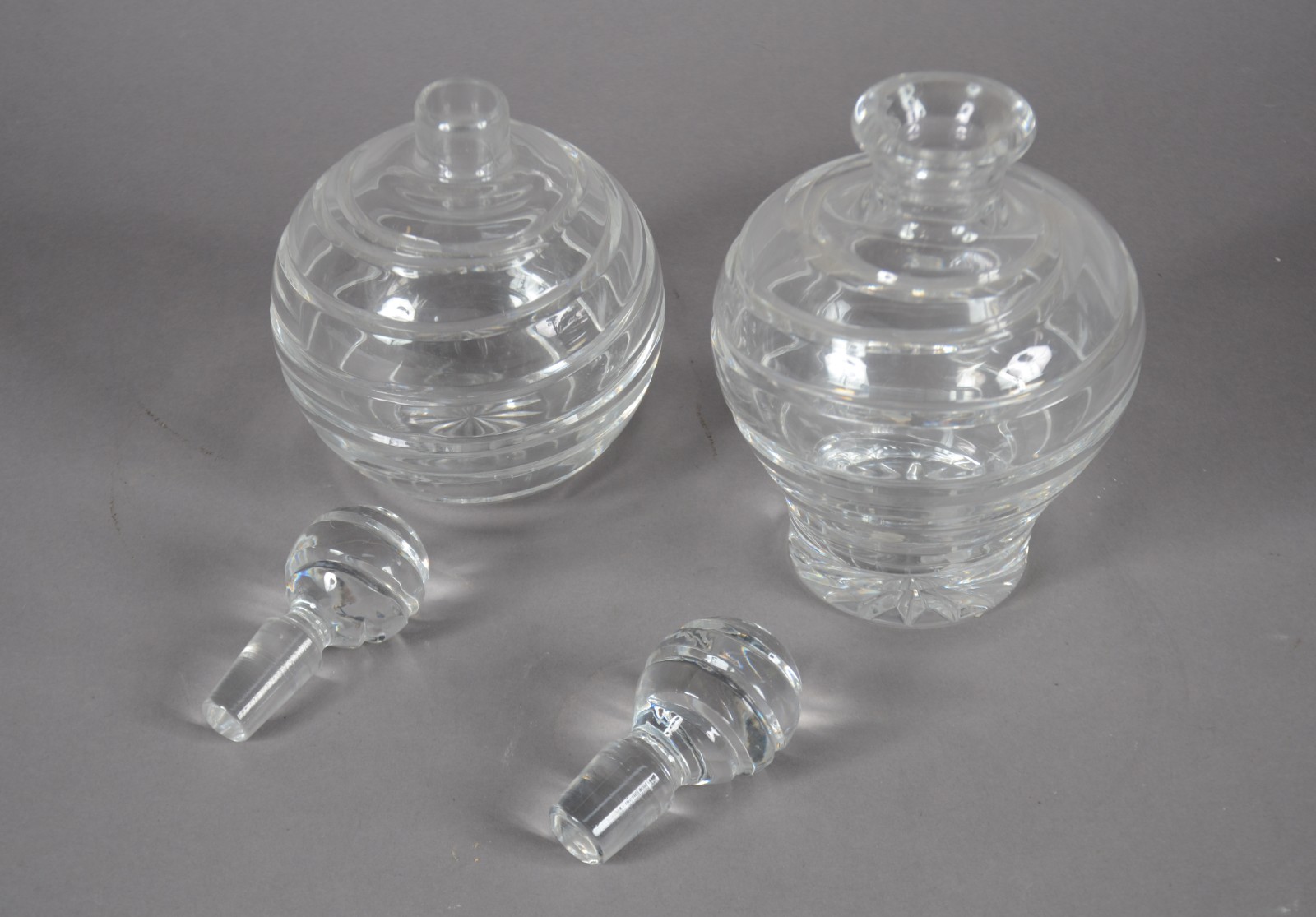 Dois perfumeiros e um bowl de cristal lapidado em frisos. - foto 5 de 10