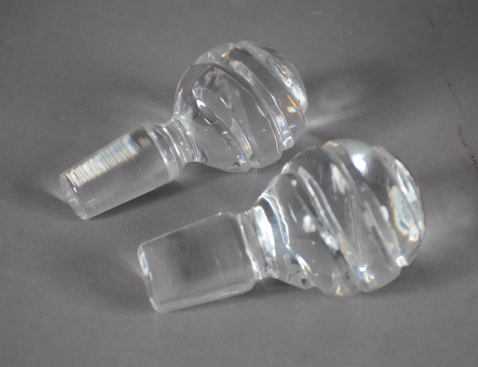 Dois perfumeiros e um bowl de cristal lapidado em frisos. - foto 6 de 10