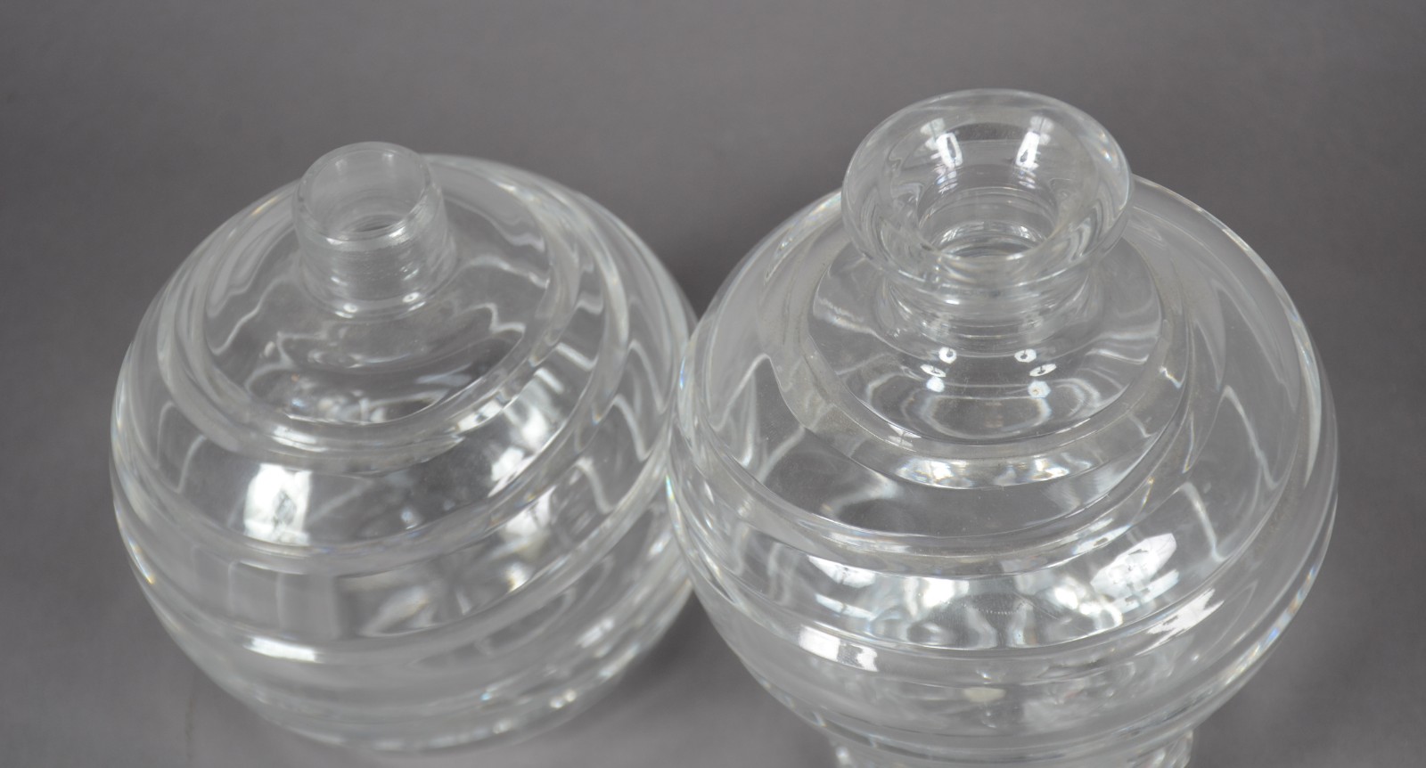 Dois perfumeiros e um bowl de cristal lapidado em frisos. - foto 7 de 10