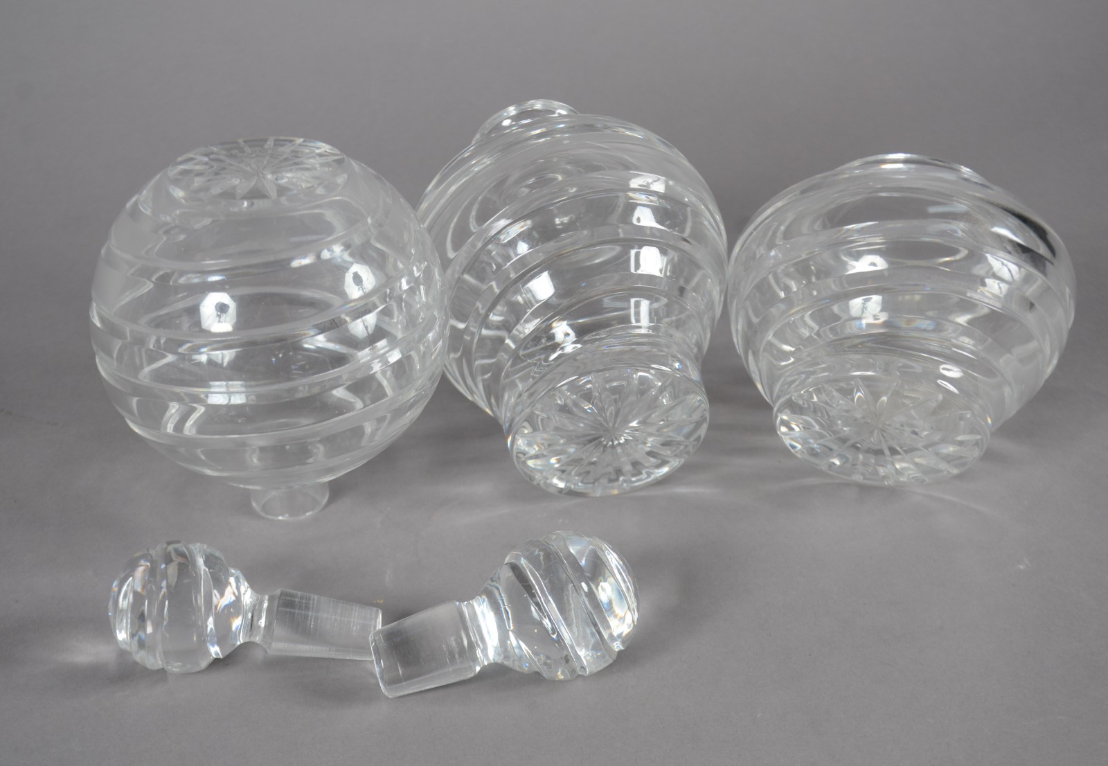 Dois perfumeiros e um bowl de cristal lapidado em frisos. - foto 8 de 10