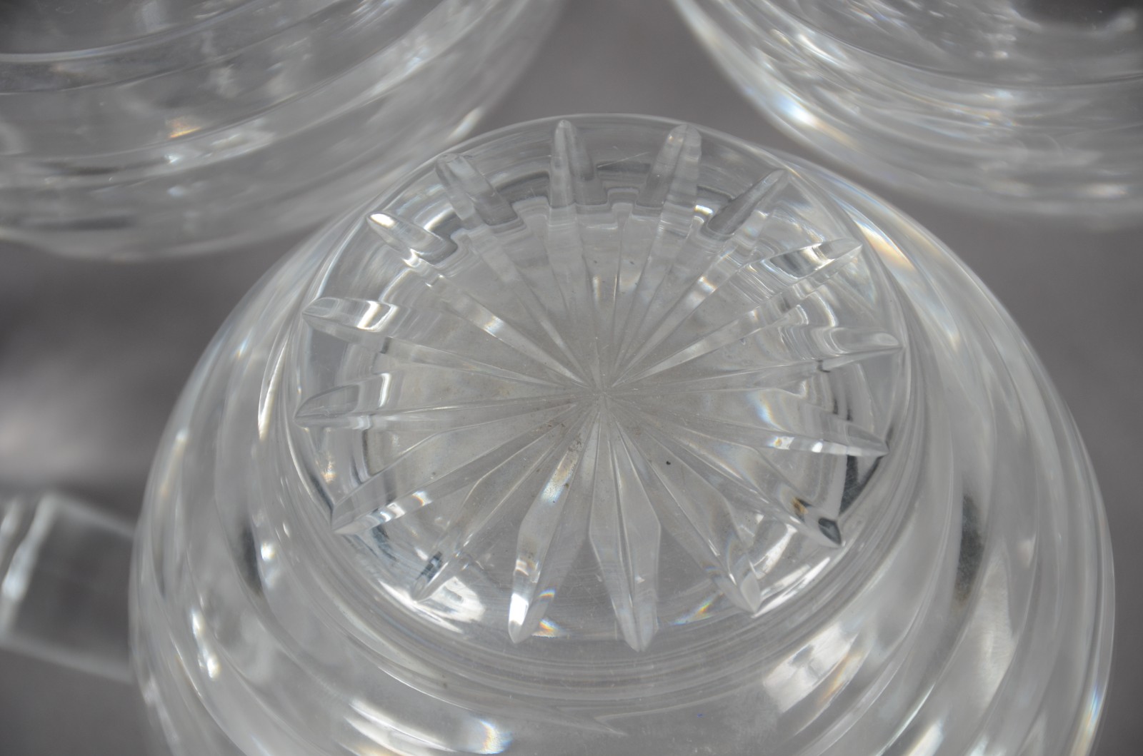 Dois perfumeiros e um bowl de cristal lapidado em frisos. - foto 9 de 10