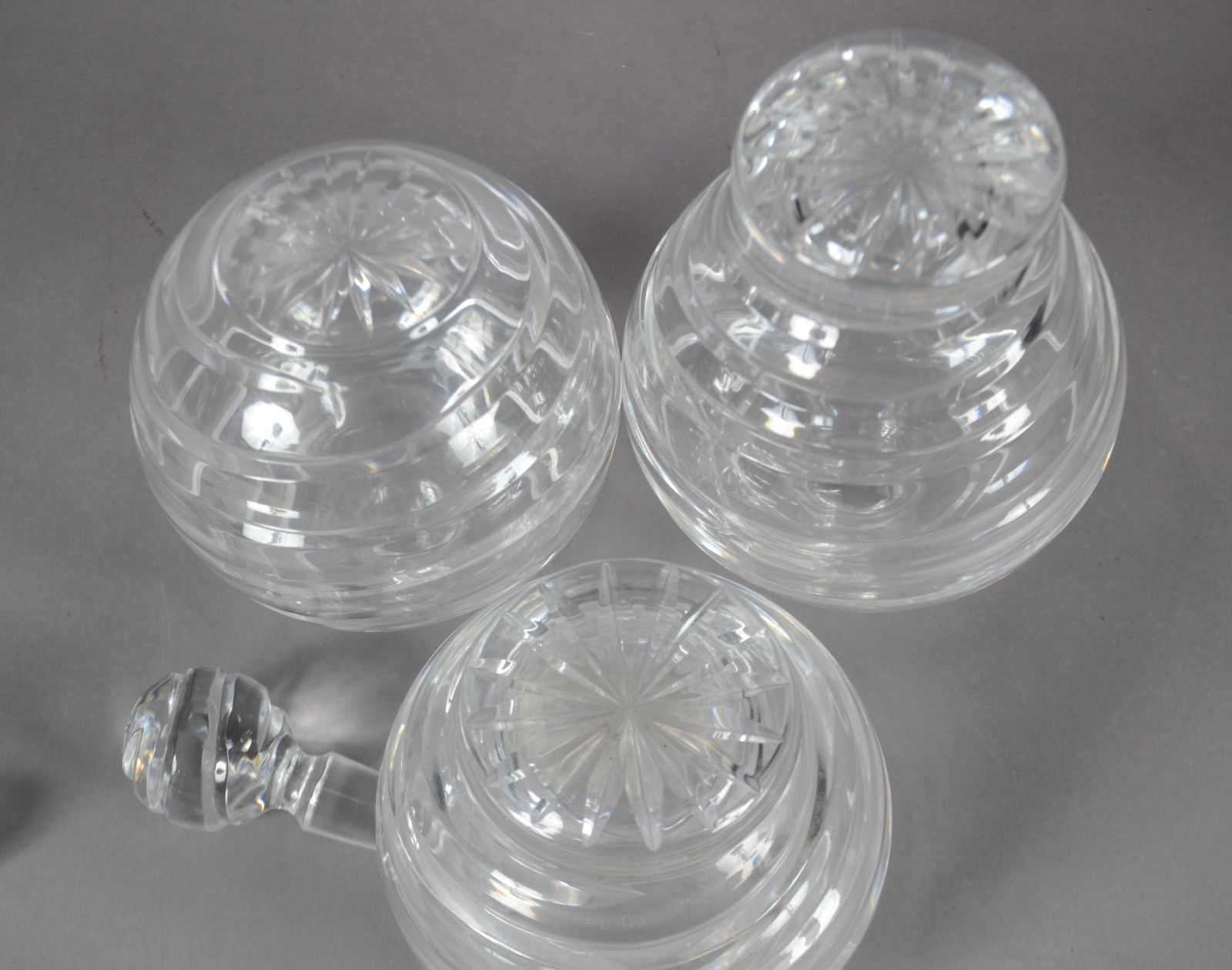 Dois perfumeiros e um bowl de cristal lapidado em frisos. - foto 10 de 10