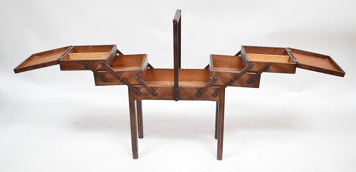 Mesa costureira de madeira nobre articulada, med. 50 x 25 alt. 80 cm.