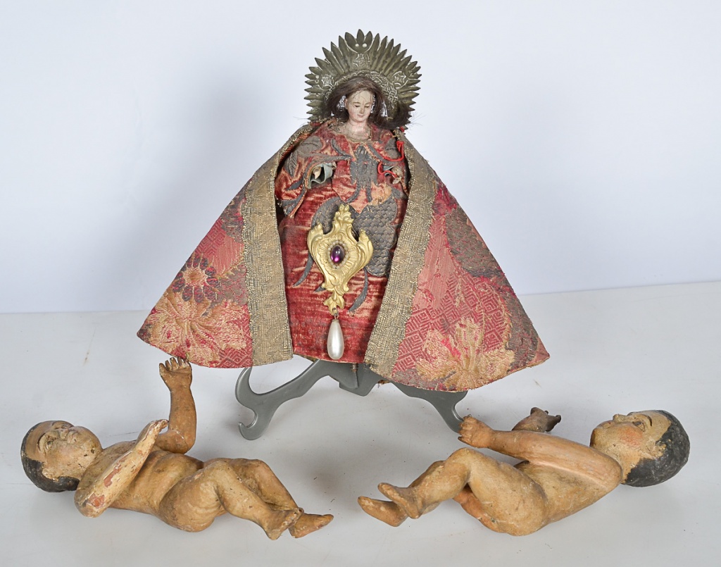 Tres peças sacras de madeira sendo dois meninos e uma santa de roca...