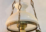 Lustre de bronze com cúpula de opalina e chamin... - Lustre de bronze com cúpula de opalina e chaminé de vidro.