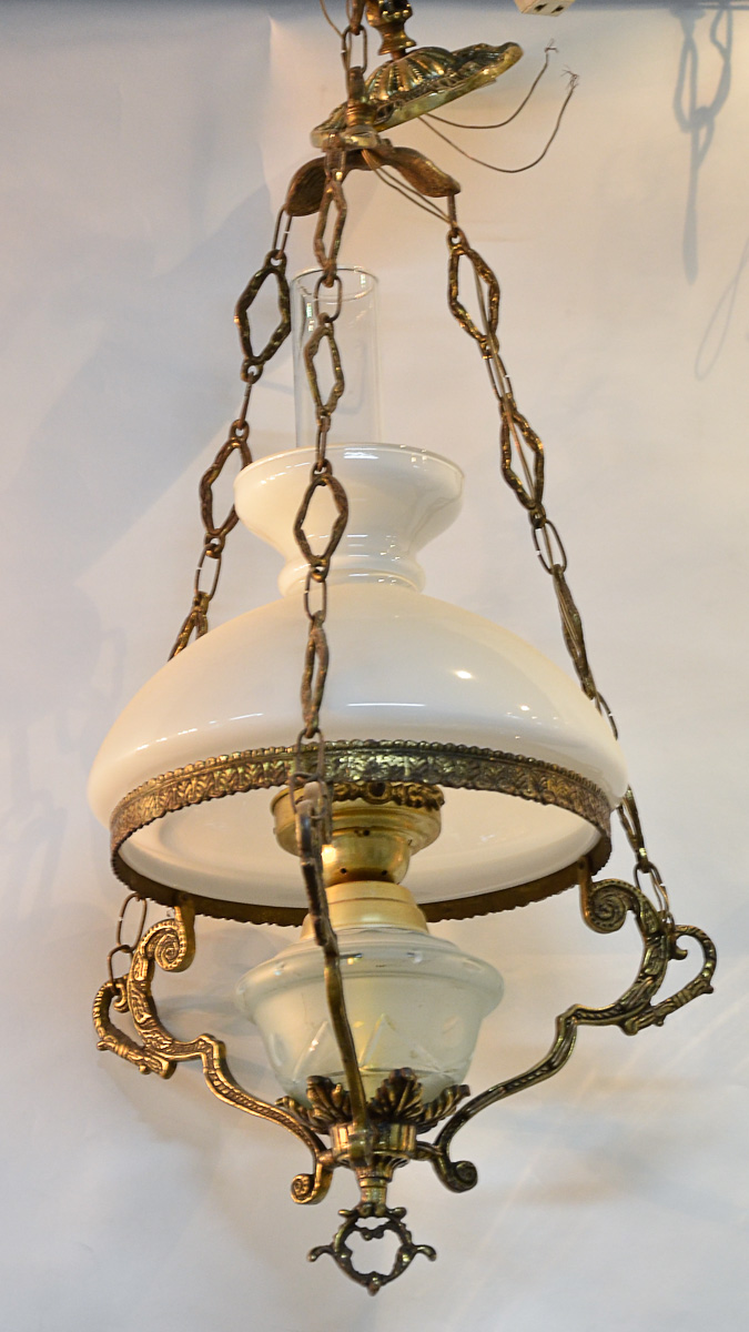 Lustre de bronze com cúpula de opalina e chaminé de vidro.