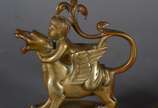 Par de castiçais de bronze com figuras infantis... - Par de castiçais de bronze com figuras infantis montando animais alados. Marcas na base CHL.