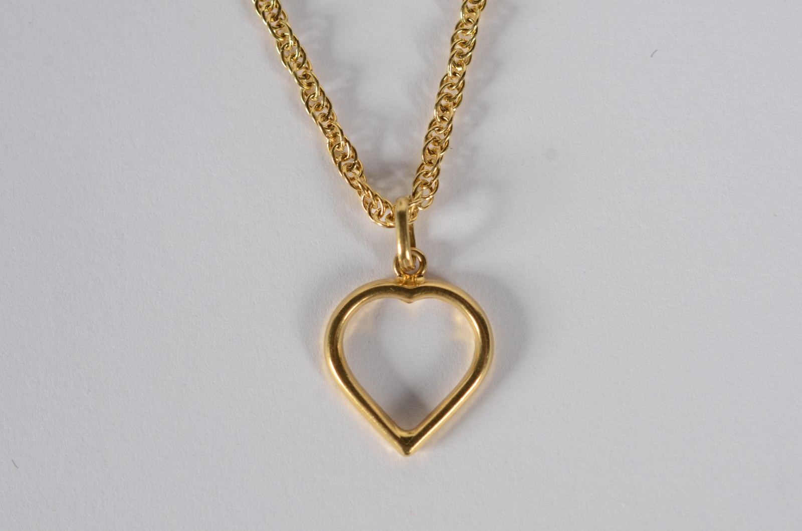 Colar de ouro 18 k., com pendente feitio coração, contraste 750. (Por... - foto 1 de 6