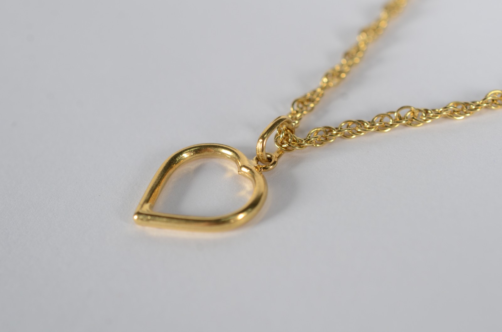 Colar de ouro 18 k., com pendente feitio coração, contraste 750. (Por... - foto 2 de 6