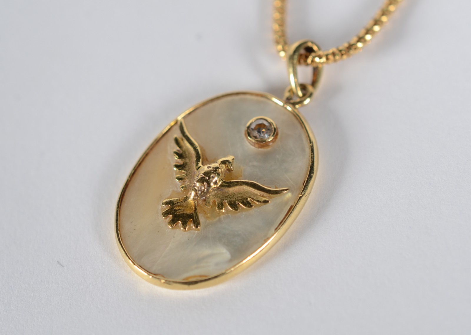 Colar de ouro 18 k., contraste 750 com pendente feitio oval em madre... - foto 1 de 7