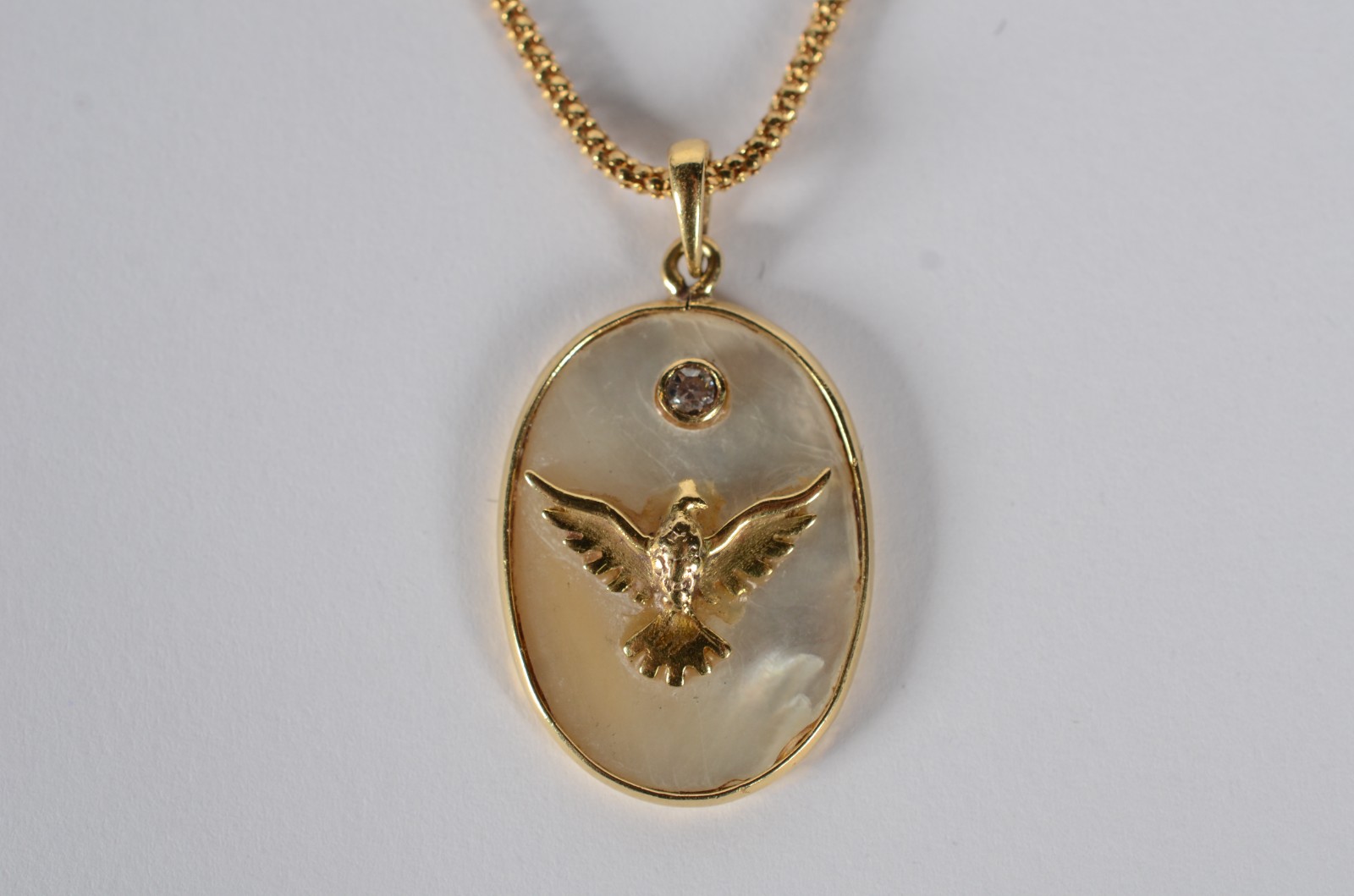 Colar de ouro 18 k., contraste 750 com pendente feitio oval em madre... - foto 2 de 7