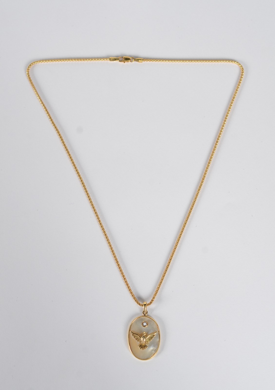 Colar de ouro 18 k., contraste 750 com pendente feitio oval em madre... - foto 3 de 7
