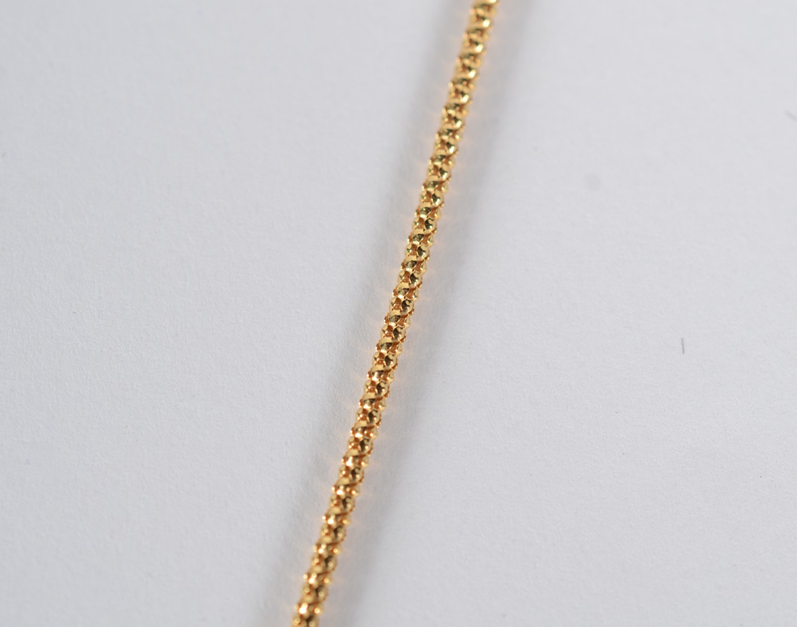Colar de ouro 18 k., contraste 750 com pendente feitio oval em madre... - foto 4 de 7
