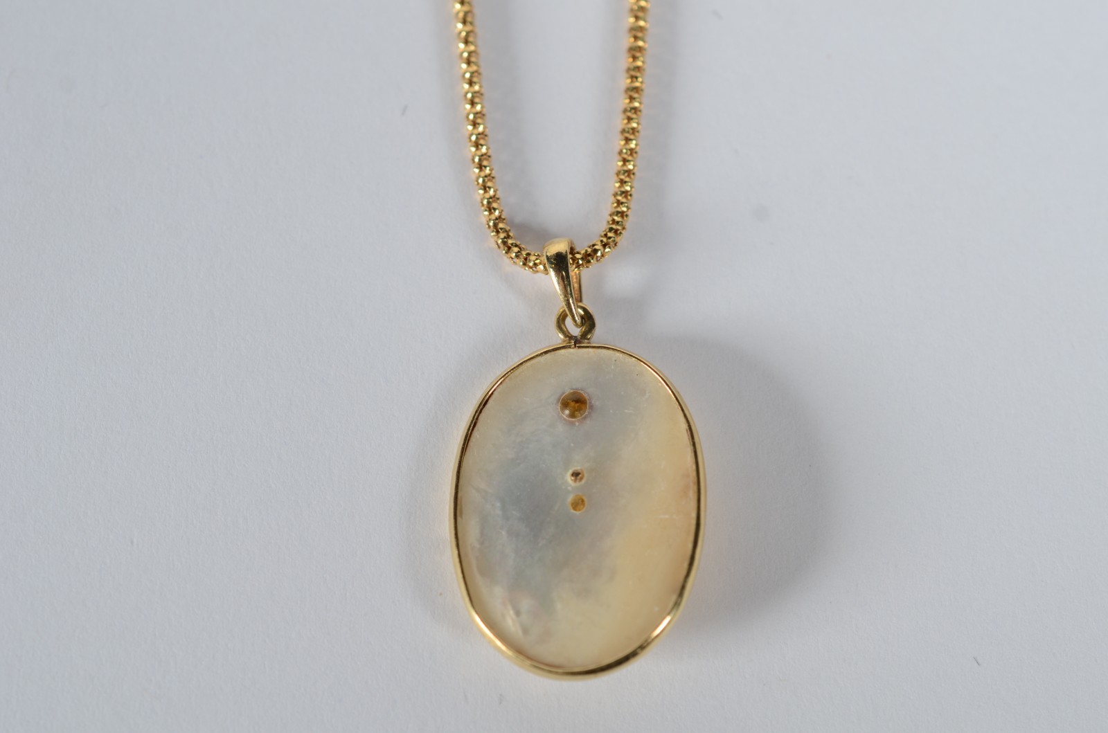 Colar de ouro 18 k., contraste 750 com pendente feitio oval em madre... - foto 6 de 7