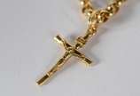 Colar de ouro 18 k., contraste 750 com crucifix... - Colar de ouro 18 k., contraste 750 com crucifixo, fecho mosquetão.  (Por motivos de segurança a peça não se encontra na loja)