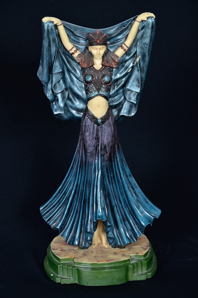 Escultura réplica de Chiparus repres. Cigana, de resina com base de...