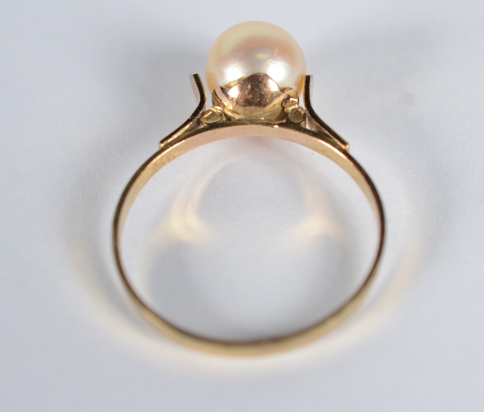 Anel de ouro 18 k., feitio com uma perola japonesa, aro 13. (Por... - foto 3 de 7