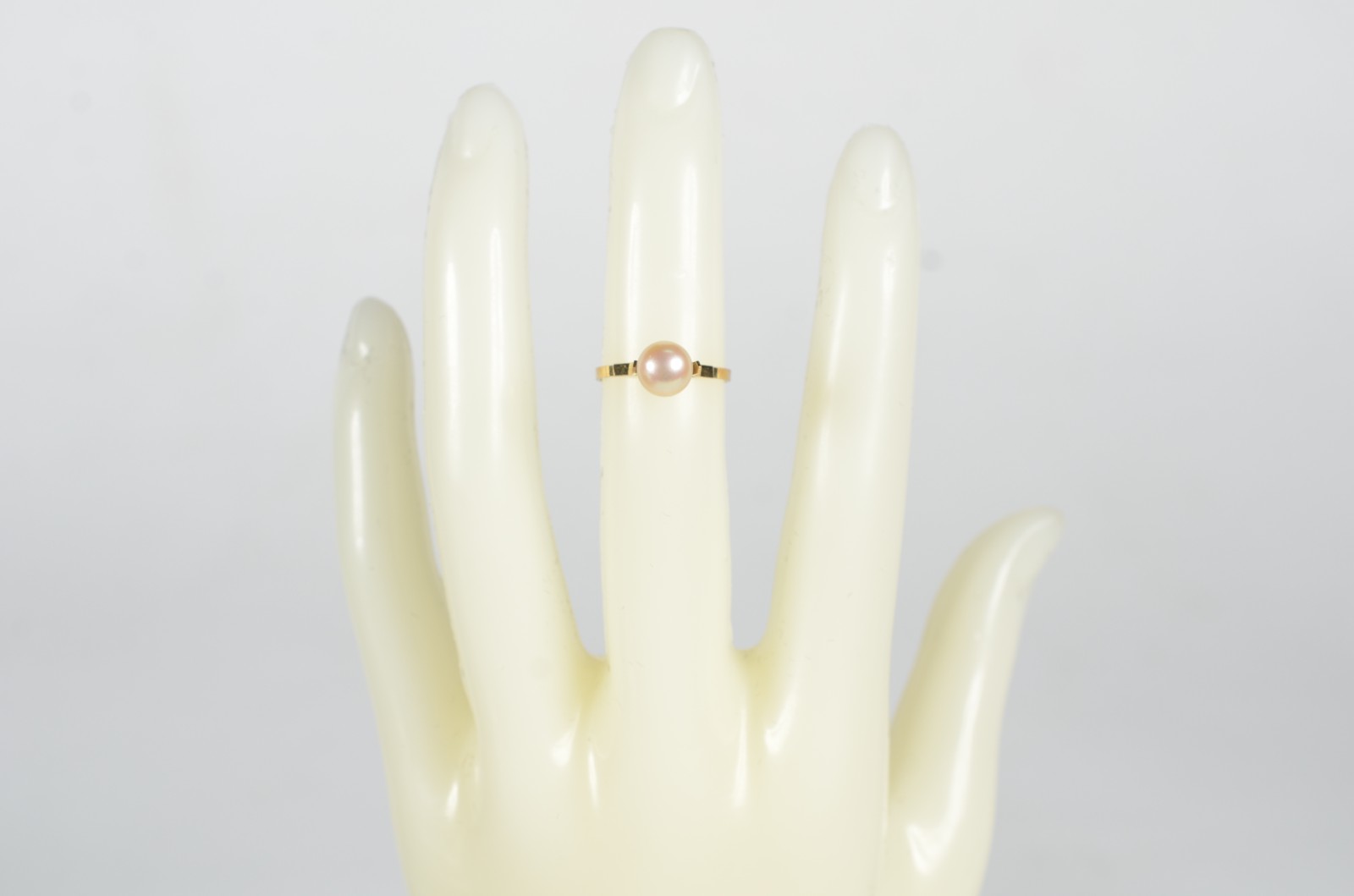 Anel de ouro 18 k., feitio com uma perola japonesa, aro 13. (Por... - foto 5 de 7