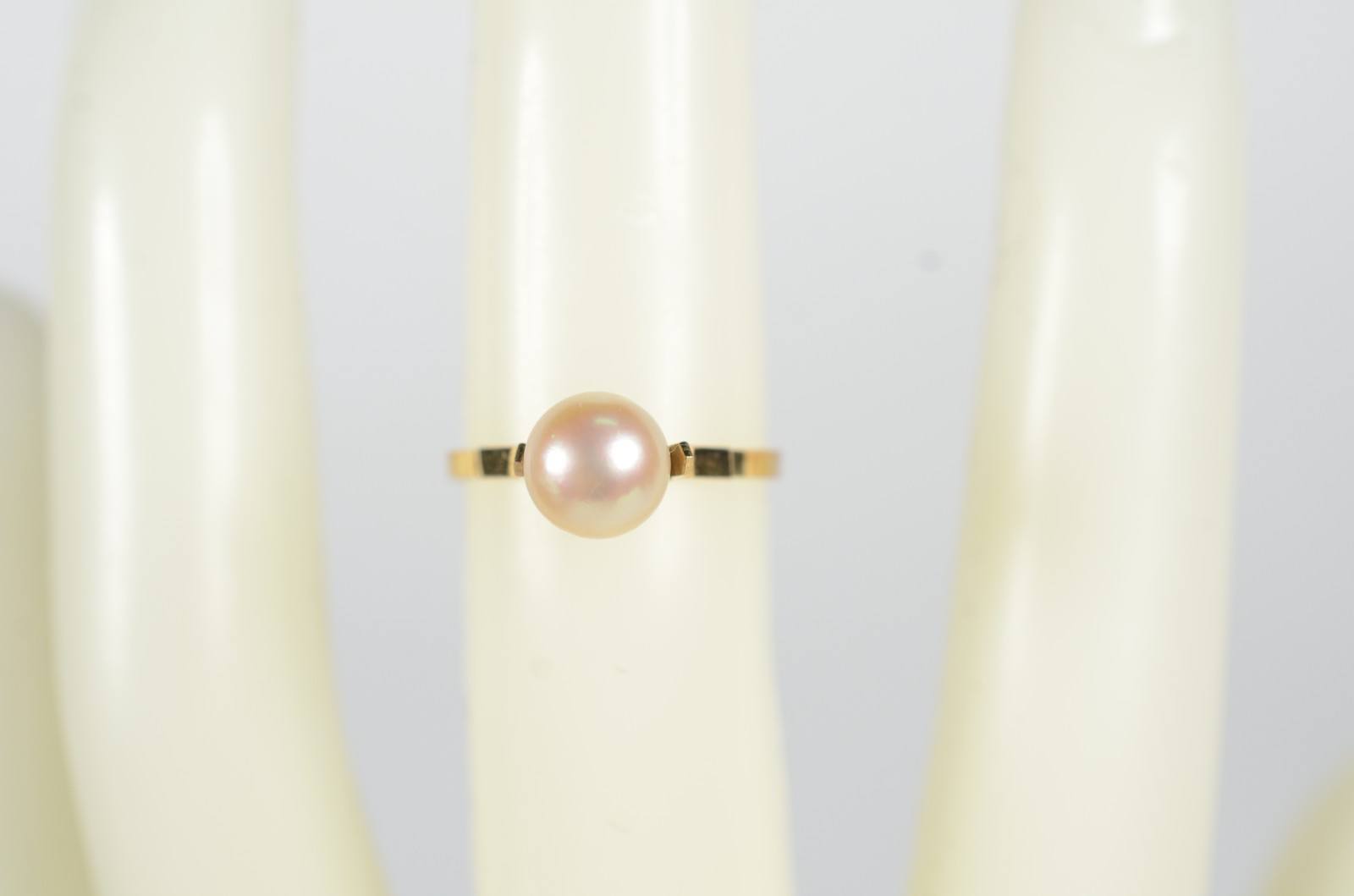 Anel de ouro 18 k., feitio com uma perola japonesa, aro 13. (Por... - foto 6 de 7